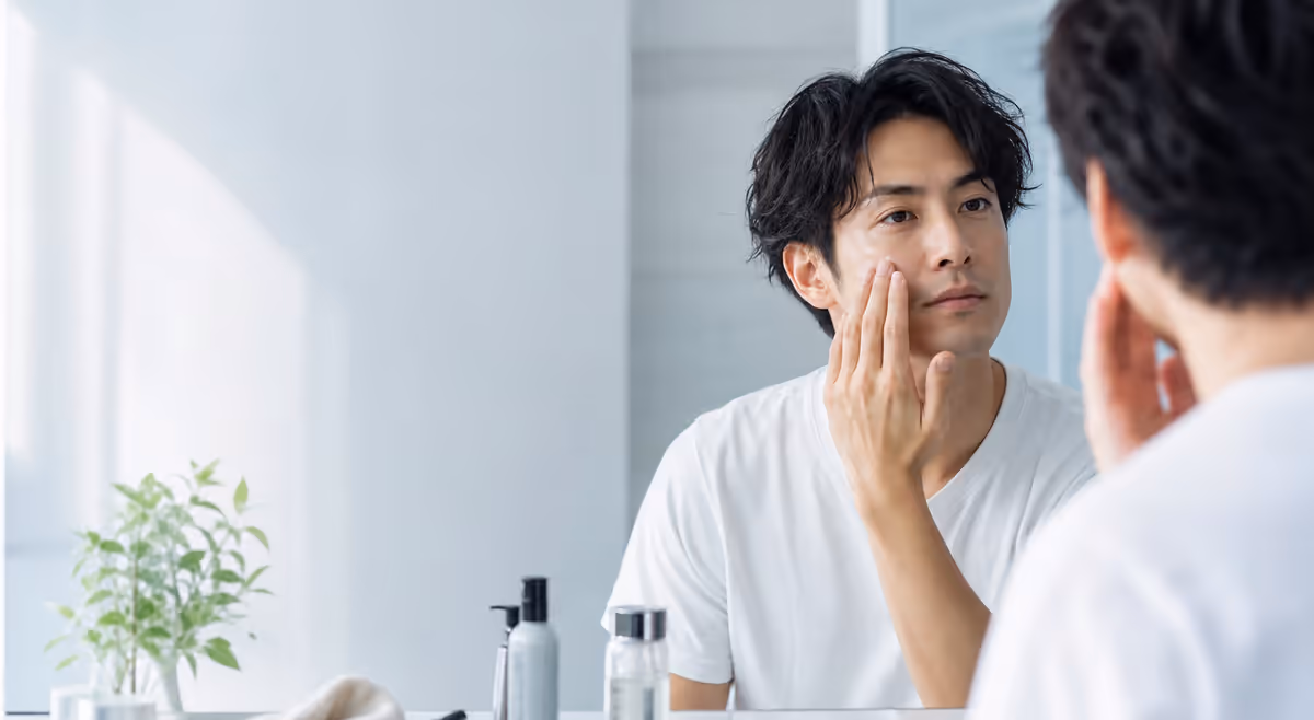 ヘアを生活の中で自然に整える男性のイメージ